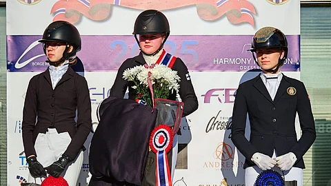 Maria Suhonen ja Lila Maijala palkintojenjaossa. Kolmanneksi luokassa sijoittui norjalainen Mathea Berg Sandnes.