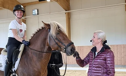 Johanna Vainio, Loiste Priimus ja Joanna Robinson.