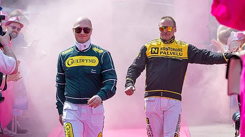 Kuskit ja valmentajat esiteltiin kuin rokkitähdet. Hannu Torvinen ja Jukka Hakkarainen tulossa esittäytymään.