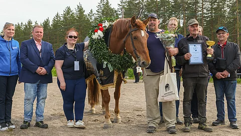 Voittaja Henkan Juulia perinteisessä voittajakuvassa tuomareiden ja sopnsoreiden kanssa. Tamman oikealla puolella ohjastaja Mikko Uusimäki ja omistaja Jari Kupiainen. Muut henkilöt kuvassa vasemmalta Tuula Pihkala (Suomenhevosliitto), Ville Lehtinen (kilpailun johtaja), Jenni Timlin (pj-tuomari), Harri Voutilainen (Hippos) ja Antti Kettunen (tuomari).