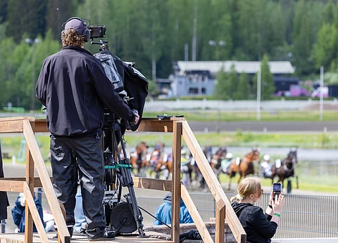 Tototv:n pitkään jatkuneet kuva- ja ääniongelmat ovat keränneet kritiikkiä harmistuneilta katsojilta. Kuva oli paikoittain sumea myös viime lauantaina Jyväskylän raveissa.