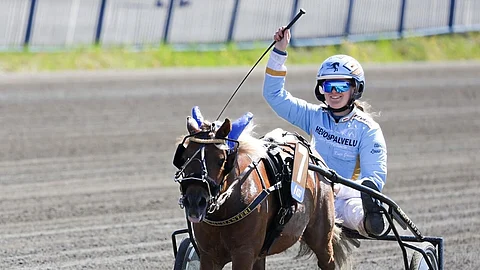 Pikku Humanteri ja Ronja Gröman ottivat yleisönsä ponilähdössä.