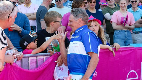 Jorma Kontio raviohjastaja ja ylävitoset fanin kanssa