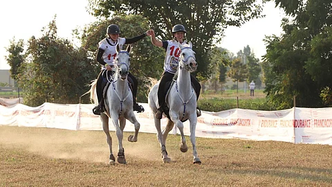 Alina Huovinen Garcia ja Shagya Florina sekä Saana Nieminen ja Shagya Buzavirag Travagliatossa Italiassa. Kaksikko otti kaksoisvoiton 160 km matkalla vuonna 2023.