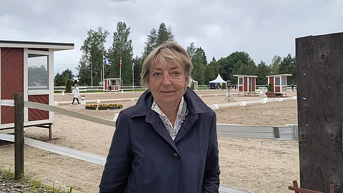 Elke Ebert ja takana liehuvat Pohjoismaiden ja Viron liput.