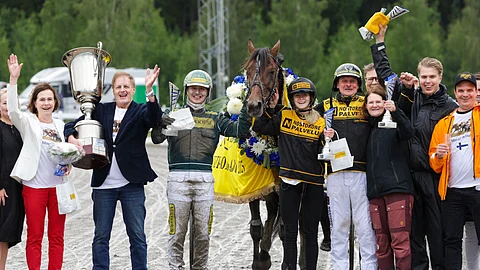 Massimo Hoistin taustavoimista Heikki Korhonen ja Jukka Hakkarainen saivat juhlistaa kolmatta Suur-Hollola-ajon voittoa. Oriin luottokuskille Hannu Torviselle lämminveristen Suur-Hollolan finaalivoitto oli uran toinen.