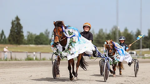 Ponien PM-lähtöjen loimitetut voittajat, etualalla Fanron. Taustalta tulee H.G. Amazing.