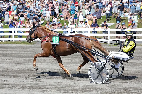 Mihin muut jäivät? Oulussa Caru ja Henri Bollström kiihdyttävät kuutosradalta.