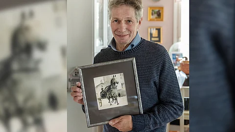 Oulun Heinäpäästä kotoisin oleva Jorma Kontio ajaa Pohjois-Suomen kunkkarilegendat -lähdössä Wolframilla. Taulun kuvassa Kontion isä-Mikko verryttelee Heinäpäässä Lentoa ja pikku-Jomppe seuraa taustalla ihaillen.