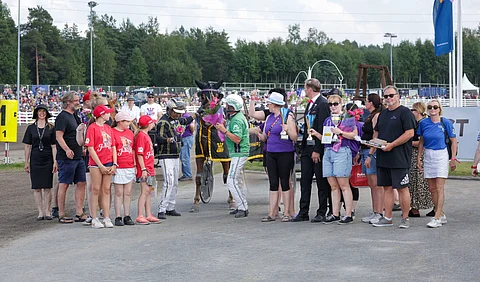 Retostella ja taustavoimat Pikkuprinsessan seremonioissa.