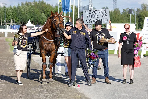 V.G. Voitto voittajaseremoniassa kuninkuusravien päätösmatkan jälkeen.