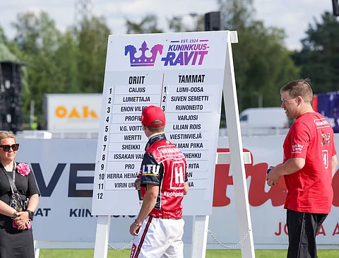 Santtu Raitala valitsi ensimmäisenä tammalleen takarivin.