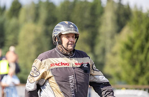 Aleksi Kytölä marssi lauantaina Caramiitan voiton jälkeen seremoniapaikalle. Sinne hän pyrkii myös tallin uusilla tulokkailla.