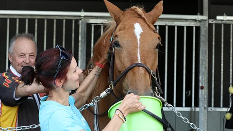 Terhi Kotilainen juottaa Lumi-Oosaa Kouvolan Kuninkuusraveissa tittelin ratkettua. Valmentaja Harri Kotilainen on taustalla.