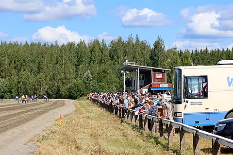 Hannolanpellon raviradalla ravattiin lauantaina ensimmäistä kertaa virallisesti kesäratana.