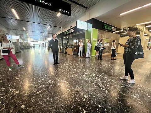 "Pienestä jäähallimaailmasta isommille areenoille", tuumasi Valtteri Gundersby keskellä Horse Show'n tulevaa kisapaikkaa.