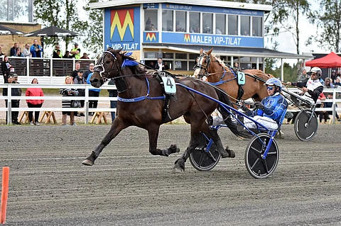 Ole Johan Östren ohjastama Stumne Fyr uusi tittelinsä Ruunaruhtinas-kilpailussa.