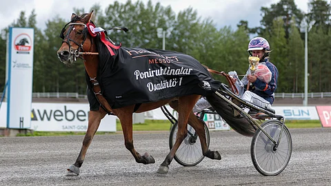 Little Cinderella ja Julia Kiukas kunniakierroksella.