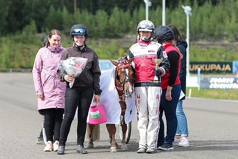 Oona Tastulan Little Dreamcatcher ravasi Ponikuninkuusraveissa Pikkuprinsessaksi.