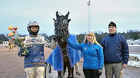 Eija-Sisko Eklund-Miettinen onnittelee Esa Holopaista ja Nu I Nu'ta Vermossa.