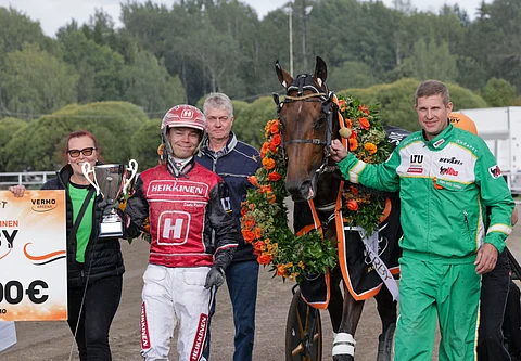 Romanov Comery toi taustavoimat Derbyn seremonioihin. Tiimin kivijalka on valmentaja Tapio Mäki-Tulokas (vas.), tietokoneena rattailla toimi Santtu Raitala, ja taustalla kasvattaja Isto Mäki-Tulokas, jonka pohjatyö mahdollista klassikkokisan voiton.