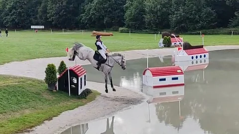 Nelli Pekkarinen ja Avoca Alchemist EM-kilpailujen maastokokeessa.