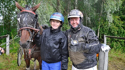 Autorikon johdosta Tiina Rintala tutustui Kristian Lellaan ja sen seurauksena Lella on ajanut Rintalan hevosilla amatööriohjastajien lähdöissä.