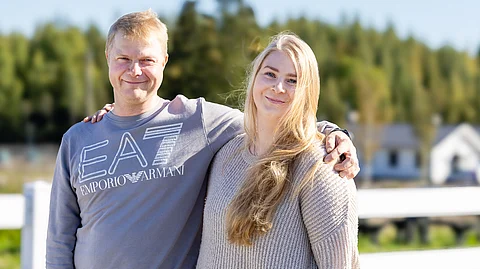 Tommi Kylliäinen on hiljattain valmentamisen lopettanut menestyvä raviohjastaja. Tytär Silja opiskelee lähihoitajaksi erikoisalanaan suun ja hampaiden terveys.