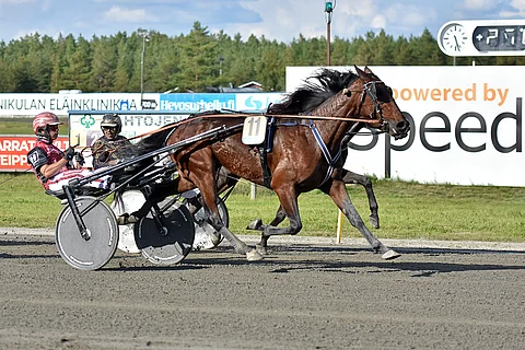 Santtu Raitalan ohjastama Caia kiri tyylipuhtaasti kärkeen Jixy-ajossa.