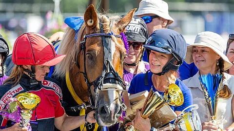 Susanna Visuri (vas.) ohjasti uransa toisen montén Suomen mestaruuden Nosteella. Ruunan valmentaja Kirsi Luotonen ja kasvattaja Pälvi Pöyhönen juhlivat hienoa onnistumista.