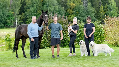 Kari Lehtonen, Riku Lehtonen, Heta Huuskola ja Annamari Lehtonen tähyävät Warrior Princessin kanssa lauantain Villinmiehen Tammakilvan finaaliin.