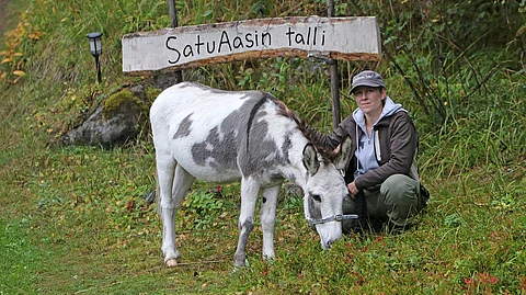 Satu Valkas toivoo, että tulevaisuudessa eläinavusteisuus nostettaisiin korkeammalle jalustalle.
