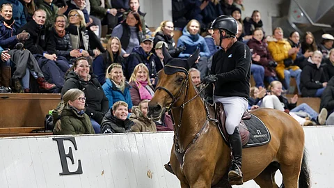 Esteratsastusklinikka veti paljon yleisöä. Iltapäivällä Fredricson näytti esimerkkiä Elvina Y -tammalla.