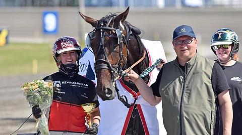Tiia Vehviläinen on ohjastanut tänä vuonna jo 29 voittoa. Mika Lappalaisen (oik.) valmentamalla Gryffindorilla niistä on tullut kaksi, tässä heinäkuussa Kaustisella.