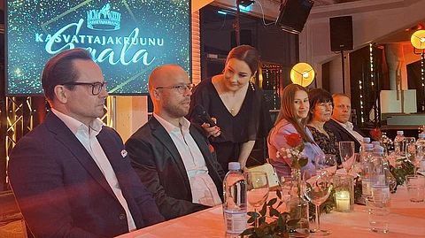 Hevosesittelyjen jälkeen juontajat tekivät pistohaastatteluja yleisön joukkoon. Knight Rider Hossin kasvattajan edustaja Viljami Härmälä Nelly Korpikosken haastattelussa.