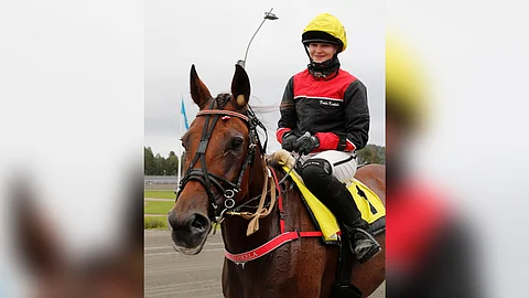 Frida Koskelan tulevaisuuden haaveissa siintävät eläinlääkärin opinnot. Kuvassa Wagger Zackerin selässä 31.8.2025 Rättvikin radalla.