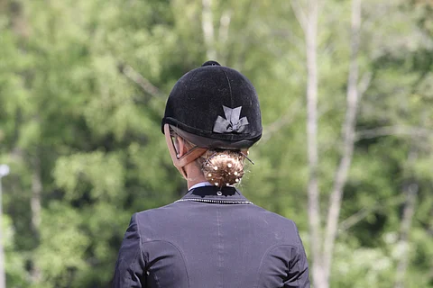 Kuka ratsastaa tänä vuonna SM-kullalle? Nutturat kuntoon, sillä se nähdään sunnuntaina myös televisiosta.