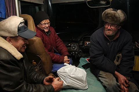 Vanha kauppalanko ja ystävä Oiva Pölönen poikkesi Nevalaisten autoon Joensuun raveissa, kun sähkökatko pimensi radan. ”Välillä oli yhdeksän hevosta, mutta sitten mentiin ostamaan Oivalta taas yksi lisää”, Pertti Nevalainen muka harmittelee. ”Jos se ei ole paljoa juossut, niin on se ainakin hintansa hankkinut”, Oiva puolustautuu.