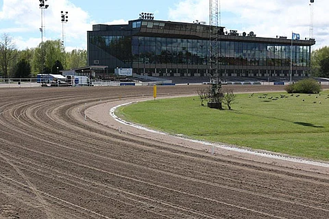 Ratamestari kehuu Finlandian olosuhteita