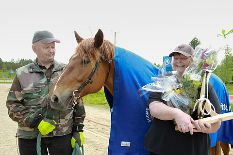 Eino Leikas ja Eeva-Liisa Pitkänen saivat sylin täyteen palkintoja Tepsukan yllätettyä koko Juankosken monisatapäisen yleisön yli tonnin vedollaan.