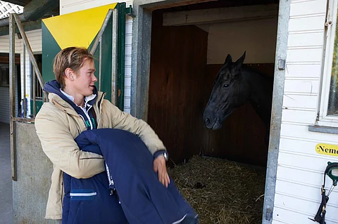 Elmo Jankari ja tanskalainen Hanne Ramsgaard haluaisivat saman tarjolla olevan maapaikan olympialaisiin. Jankarin oli siis satuloitava Duchess Desiree vielä kerran ja matkustettava Warendorfista Roomaan, jotta Ramsgaard ei pääse nousemaan viimeisten kvaalikisojen tulosten avulla hänen ohitseen.