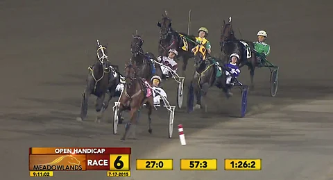 Bee A Magician hallitsi Meadowlandsin perjantain avointa ryhmäajoa. Appomattox keltaisella naamiolla juoksi kolmanneksi.