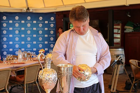 Jyrki Korhonen tutkailemassa kuninkaallisia pokaaleja.