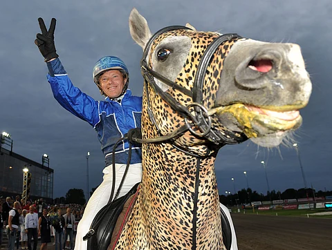 Tuomas Korvenoja on ollut näkyvästi mukana Euroopan suurimmissa ravikilpaiuissa viimeiset vuosikymmenet. Kuva Ruotsin Sprintermästaren voittojuhlista. Kuva Lars Jakobsson Kanal75