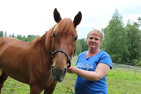 Sekottaja kotilaitumellaan osaomistajansa Tiina Kallion kanssa.