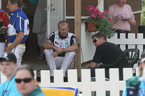 Arctic Madonnan ohjastaja Mika Forss ja valmentaja Markku Nieminen tallialueen kahvion edustalla hiljaisina miehinä