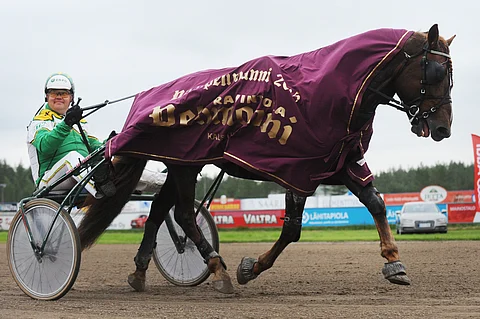 Teemu Okkolin ja Kukan Tutu uusivat karsinnan keulavoittonsa Pikkupelimannin finaalissa Kaustisella vuonna 2015. Voittoaika oli 28,9.