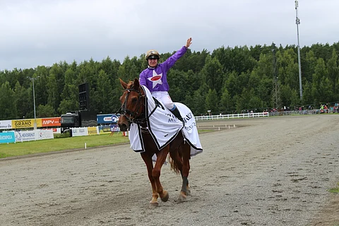 Aki-Vei ja Sanna Riikonen juhlimassa SM-finaalin voittoa yleisön edessä.