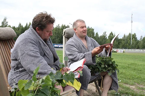 Saunashamaani Tarvainen julistaa Jokivarren Kunkun maailmankaikkeuden parhaaksi kylmäveriseksi.