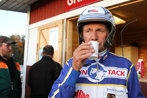 Jorma Kontio rikkoi 10 000 voiton rajan Pihtiputaalla.